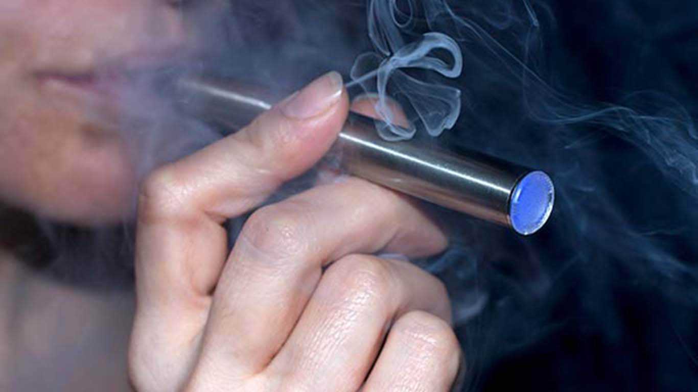 dansk retskrivning e-cigaretter E-cigaretten indeholder ogs skadelige stoffer E-cigaretter kan give infektioner